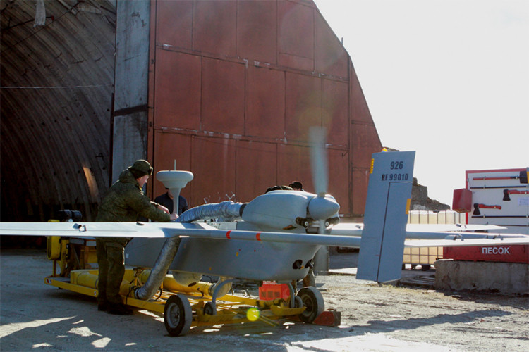 Theo đó thay vì sử dụng các chiến đấu cơ hay máy bay tuần thám tốn kém để giám sát vùng biển hẹp như Baltic thì Hải quân Nga quyết định sử dụng máy bay không người lái trinh sát tầm xa. Nguồn ảnh: Bộ Quốc phòng Nga.