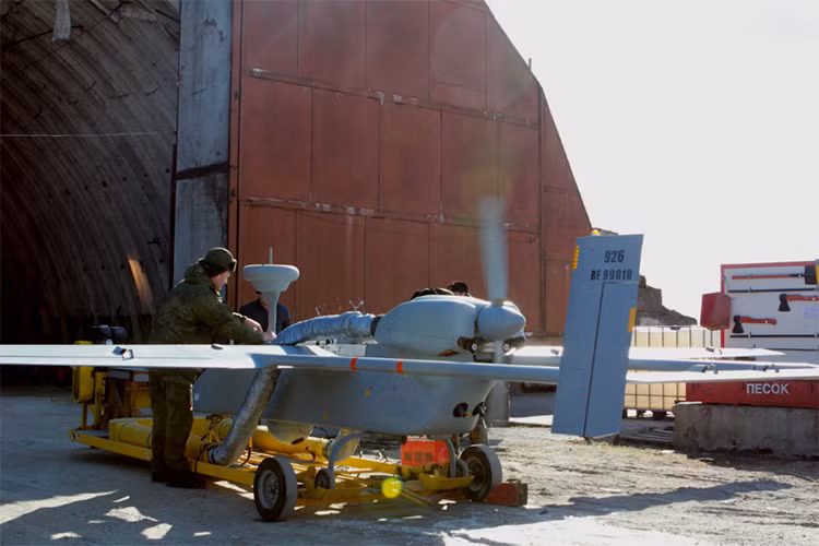 Theo đó thay vì sử dụng các chiến đấu cơ hay máy bay tuần thám tốn kém để giám sát vùng biển hẹp như Baltic thì Hải quân Nga quyết định sử dụng máy bay không người lái trinh sát tầm xa. Nguồn ảnh: Bộ Quốc phòng Nga.