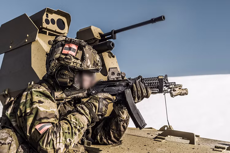 Theo đó ngay trong đầu tháng 3 này, trang chủ của Kalashnikov Concern đã cho đăng tải những hình ảnh thực chiến đầu tiên của một trong những phương tiện chiến đấu không người lái do tập đoàn này phát triển bên cạnh một số loại vũ khí tự động hóa khác. Nguồn ảnh: Kalashnikov.