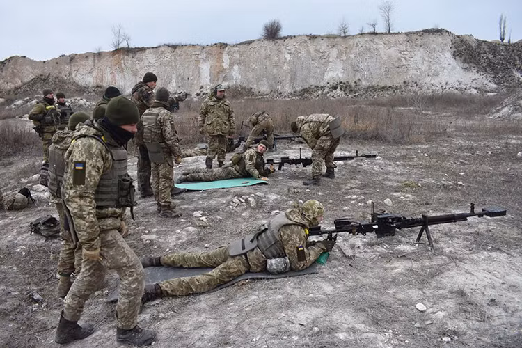 Một vài chi tiết khác trên DShK được sửa đổi để trở thành súng bắn tỉa là việc nó được trang bị một giá đỡ chữ V cố định đặt giữa giữa nòng súng và thiết kế cò của súng cũng được sửa đổi để có thể thực hiện tác xạ từng viên. Nguồn ảnh: ATO.