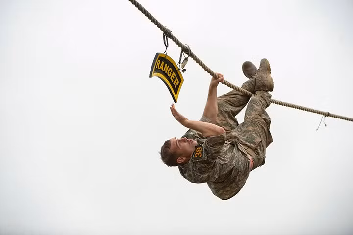 Binh sĩ Mỹ phô diễn kỹ năng đu dây trong cuộc thi dành cho lính biệt kích tại Fort Benning.