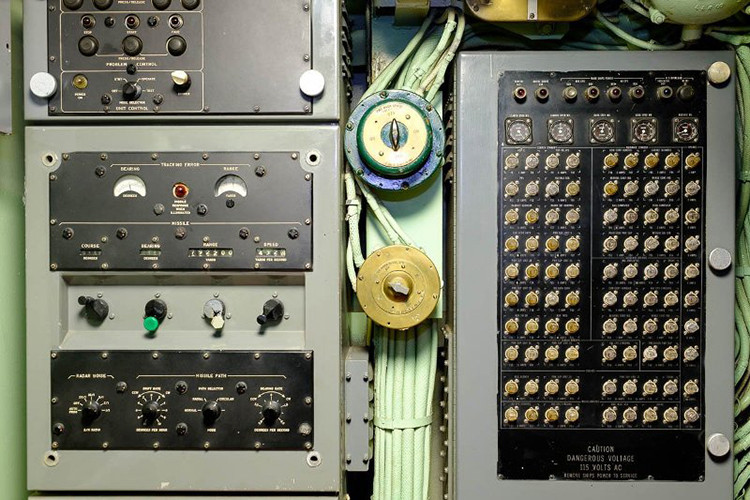 Chi chít đồng hồ và nút xoay, nút bật các hệ thống điện, động cơ, vũ khí…trên tàu ngầm. Nguồn ảnh: Arms-Expo.