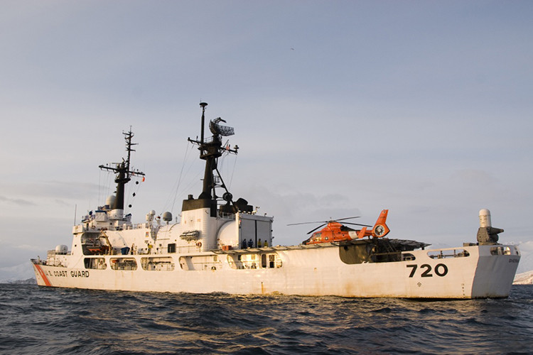 Hầu hết các tàu lớp Hamilton đều được vũ trang giống nhau gồm Vũ khí trang bị của tàu gồm radar trinh sát đường không 2D AN/SPS-40, radar điều khiển hỏa lực Mk 92, pháo hạm Oto Breda cỡ 76,2mm, hệ thống phòng thủ tầm cực gần 20mm Phalanx CIWS, pháo tự động M242 Bushmaster cỡ 25mm, súng máy hạng nặng M2 Browning cỡ 12,7mm và súng máy hạng nhẹ M240 cỡ nòng 7,62 mm. Nguồn ảnh: dvidshub.