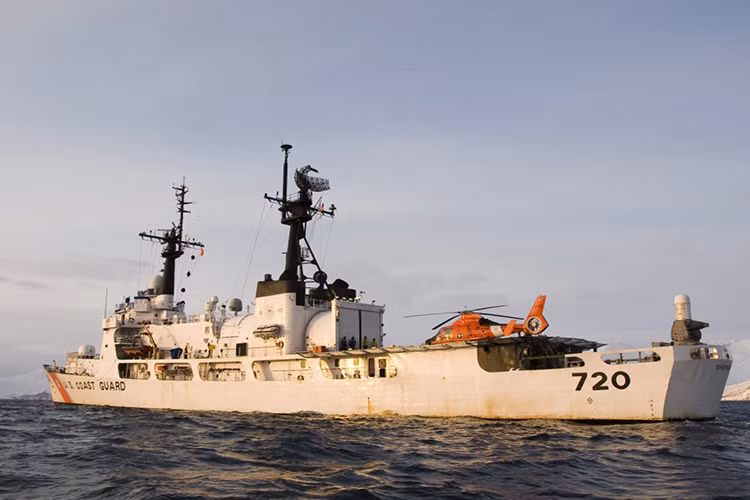 Hầu hết các tàu lớp Hamilton đều được vũ trang giống nhau gồm Vũ khí trang bị của tàu gồm radar trinh sát đường không 2D AN/SPS-40, radar điều khiển hỏa lực Mk 92, pháo hạm Oto Breda cỡ 76,2mm, hệ thống phòng thủ tầm cực gần 20mm Phalanx CIWS, pháo tự động M242 Bushmaster cỡ 25mm, súng máy hạng nặng M2 Browning cỡ 12,7mm và súng máy hạng nhẹ M240 cỡ nòng 7,62 mm. Nguồn ảnh: dvidshub.