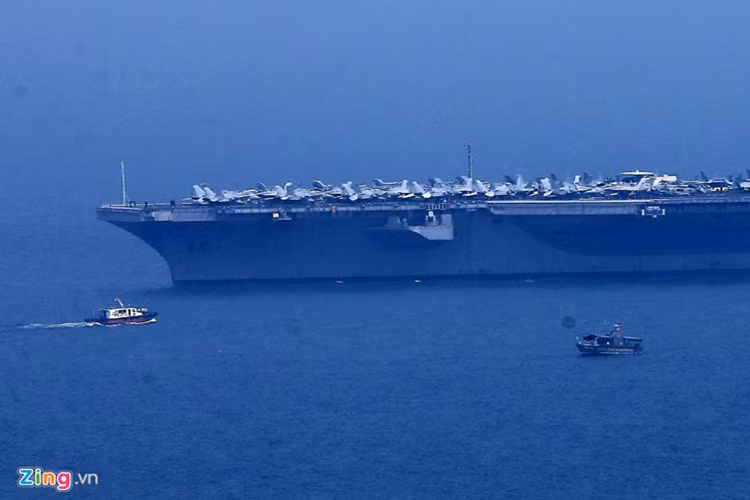 Sau khi cập cảng, tối nay 5/3, 3.000 lính Mỹ sẽ rời tàu sân bay xuống Đà Nẵng tham quan, vui chơi, mua sắm. Lính Mỹ được cho phép ở lại qua đêm trên đất liền. Có 18 khách sạn được huy động để phục vụ cho việc nghỉ ngơi, các điểm vui chơi, mua sắm đã sẵn sàng để đón lính Mỹ. Sự xuất hiện của nhóm tác chiến tàu sân bay do USS Carl Vinson làm soái hạm được xem là sự hiện diện quân sự lớn nhất của Mỹ tại Việt Nam kể từ năm 1975. Nguồn ảnh: Hải An/Zing News.