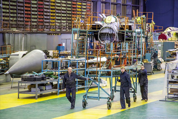 Ước tính con số MiG-31BM mà lực lượng Không quân - Vũ trụ Nga tiếp nhận trong giai đoạn trước mắt có thể lên tới cả trăm chiếc, khiến họ đủ sức tung lực lượng tới nhiều điểm nóng trên thế giới mà vẫn không lo ngại có lỗ hổng ở các đơn vị quê nhà. Nguồn ảnh: Marina Lystseva.