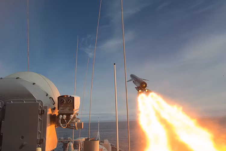 Khoảnh khắc tên lửa Vulkan rời bệ phóng, tầm bắn của nó lên tới 800km, trang bị đầu tự dẫn radar chủ động pha cuối, tốc độ bay Mach 2,5. Nguồn ảnh: Wikipedia.