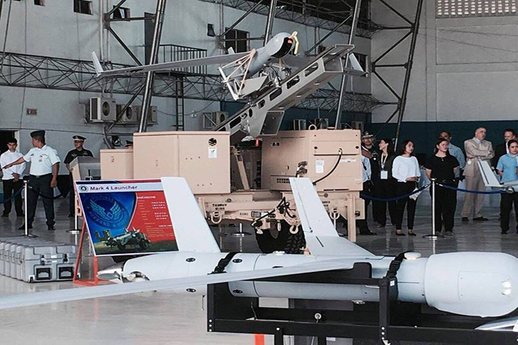 Theo hãng thông tấn Reuters, 6 máy bay không người lái (UAV) Boeing Insitu ScanEagle 2 là một phần trong chương trình hỗ trợ quân sự nước ngoài của Washington dành cho Manila trị giá khoảng 13.7 triệu USD. Trước đó vào năm ngoái Philippines cũng đã từng tiếp nhận 2 UAV do Mỹ viện trợ. Trong năm nay cũng có thông tin Việt Nam được Mỹ chuyển giao một số UAV ScanEagle chưa rõ phiên bản. Nguồn ảnh: PTV Network.
