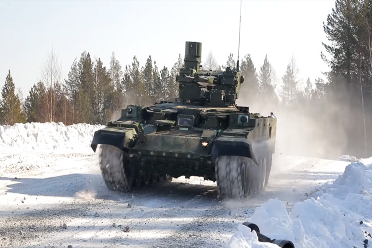 Đi kèm theo pháo 2A42, BMPT đời đầu còn có thêm 4 tên lửa chống tăng Ataka và 2 súng phóng lựu tự động AGS-17 bố trí bên sườn, có thể cùng lúc tiêu diệt 3 mục tiêu đối phương, kíp chiến đấu của chiếc chiến xa này lên tới 5 người. Nguồn ảnh: Uralvagonzavod.