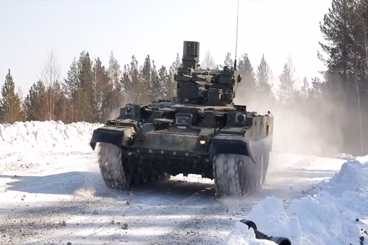 Đi kèm theo pháo 2A42, BMPT đời đầu còn có thêm 4 tên lửa chống tăng Ataka và 2 súng phóng lựu tự động AGS-17 bố trí bên sườn, có thể cùng lúc tiêu diệt 3 mục tiêu đối phương, kíp chiến đấu của chiếc chiến xa này lên tới 5 người. Nguồn ảnh: Uralvagonzavod.