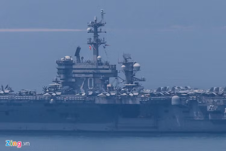 Cận cảnh boong tàu USS Carl Vinson với số hiệu “70” đặc trưng, chúng ta cũng có thể nhận ra các chiến đấu cơ F/A-18 và máy bay cảnh báo sớm E-2 Hawkeye trên tàu. Mỗi tàu sân bay lớp Nimitz của Hải quân Mỹ có thể mang theo tới 90 máy bay quân sự các loại. Nguồn ảnh: Hải An/Zing News.