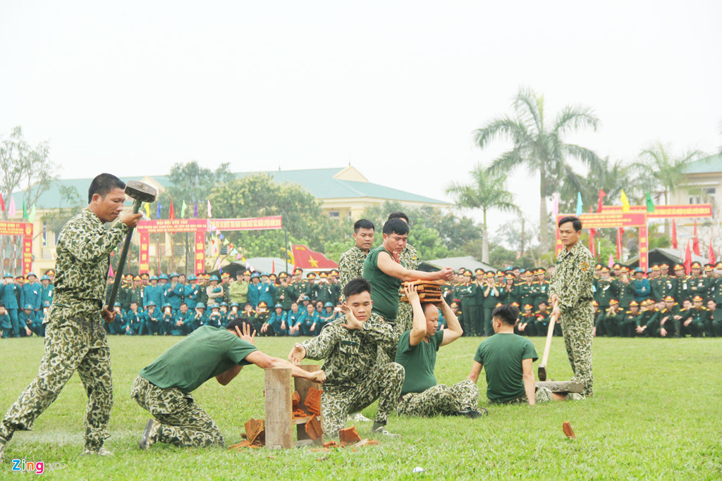 Thử thách đặt chồng ngói lên tay, lên đầu hay để khối bê tông nằm trên chân dùng búa đập vỡ của trinh sát.