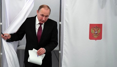 Ông Vladimir Putin đi bỏ phiếu tại một địa điểm ở Moscow.