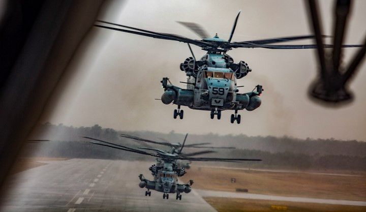 Phi đội trực thăng CH-53E Super Stallions đồng loạt cất cánh từ căn cứ Thỷ quân lục chiến Mỹ tại New River trong đợt huấn luyện tác chiến chung.