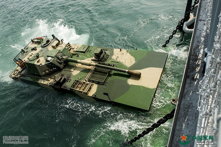 Norinco không công bố quá nhiều thông tin về ZBD2000 ra bên ngoài ngoại trừ các biến thể xuất khẩu, nó được cho là có trọng lượng chiến đấu chỉ 26 tấn và dài gần 2.8 mét, một kích thước tiêu chuẩn cho phép ZBD2000 có thể dễ dàng di chuyển bên trong các tàu đổ bộ cỡ lớn hay cỡ nhỏ của Hải quân Trung Quốc. Nguồn ảnh: 81.cn.