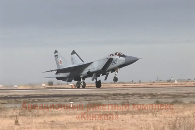 Đáng chú ý hơn, Tổng thống Nga khẳng định tổ hợp tên lửa siêu vượt âm Kinzhal đã được biên chế đại trà cho các đơn vị tiêm kích MiG-31 ở Quân khu phía nam nước này. Lãnh đạo quân đội Nga cho biết loại vũ khí này đã kết thúc quá trình thử nghiệm hồi đầu tháng 12 năm ngoái, các đơn vị MiG-31 đang tích cực huấn luyện sử dụng và đưa chúng vào tình trạng sẵn sàng chiến đấu. Nguồn ảnh: Bộ Quốc phòng Nga.
