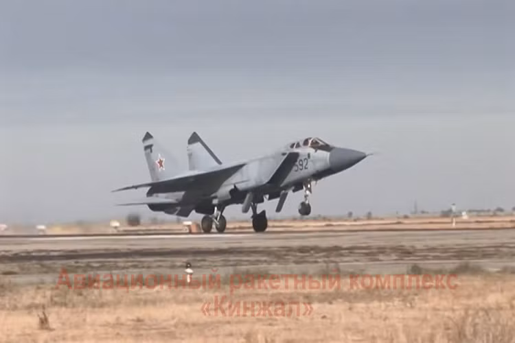 Đáng chú ý hơn, Tổng thống Nga khẳng định tổ hợp tên lửa siêu vượt âm Kinzhal đã được biên chế đại trà cho các đơn vị tiêm kích MiG-31 ở Quân khu phía nam nước này. Lãnh đạo quân đội Nga cho biết loại vũ khí này đã kết thúc quá trình thử nghiệm hồi đầu tháng 12 năm ngoái, các đơn vị MiG-31 đang tích cực huấn luyện sử dụng và đưa chúng vào tình trạng sẵn sàng chiến đấu. Nguồn ảnh: Bộ Quốc phòng Nga.