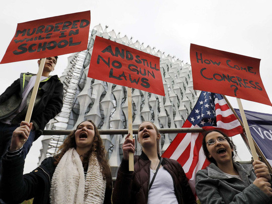 Đám đông biểu tình yêu cầu chính phủ Mỹ kiểm soát súng ống bên ngoài Đại sứ quán Mỹ tại TP London - Anh, hôm 24-3. Ảnh: ABC News