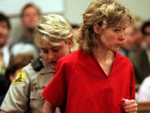 M. Letourneau bị cảnh sát áp giải ra tòa.