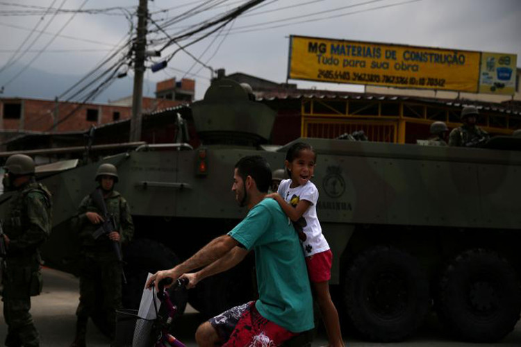 Đối với người dân Rio de Janeiro, sự hiện diện của quân đội chỉ mang lại sự bình yên tạm thời và khi họ rút đi bạo lực còn bùng phát lên nhiều hơn trước. Ảnh: Reuters.