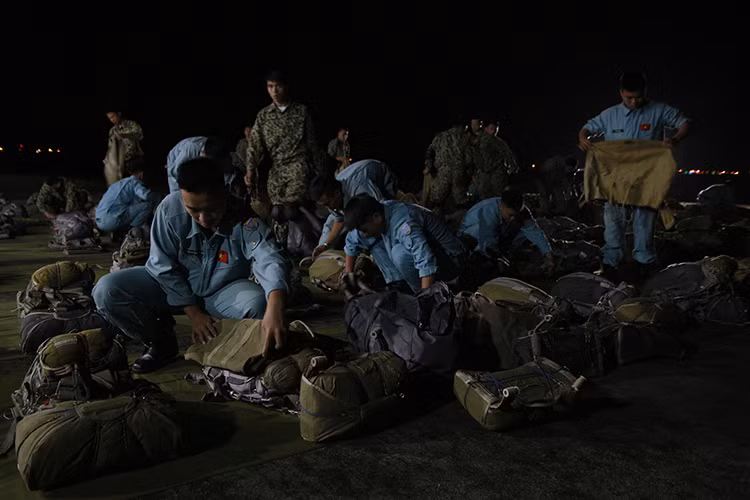 Mặc dù phải huấn luyện vô cùng vất vả nhưng để bước vào thực hành, họ phải thức dậy khi trời còn tối mịt để kịp làm công tác chuẩn bị.