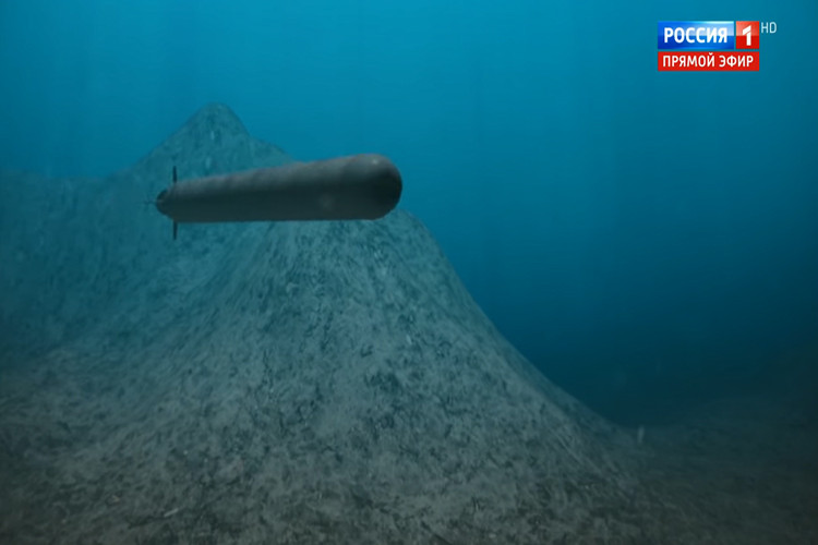 Về Status-6, đây là một mẫu ngư lôi hạt nhân hoạt động gần như một tàu ngầm không người lái được triển khai đến các khu vực ven biển các quốc gia thù địch sẵn sàng tung đòn tấn công bất ngờ hay giáng đòn đáp trả lại mọi cuộc tấn công nhằm vào nước Nga. Năng lực hoạt động của Status-6 gần như vô hạn tương tự như tên lửa hành trình hạt nhân. Nguồn ảnh: Russia 1.