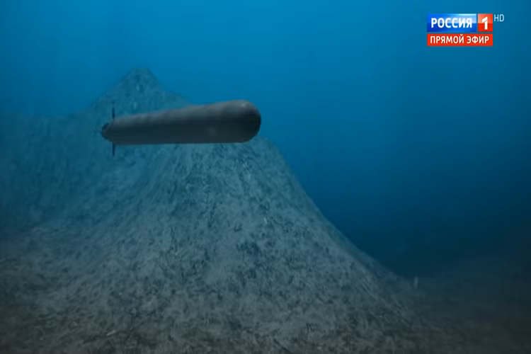 Về Status-6, đây là một mẫu ngư lôi hạt nhân hoạt động gần như một tàu ngầm không người lái được triển khai đến các khu vực ven biển các quốc gia thù địch sẵn sàng tung đòn tấn công bất ngờ hay giáng đòn đáp trả lại mọi cuộc tấn công nhằm vào nước Nga. Năng lực hoạt động của Status-6 gần như vô hạn tương tự như tên lửa hành trình hạt nhân. Nguồn ảnh: Russia 1.