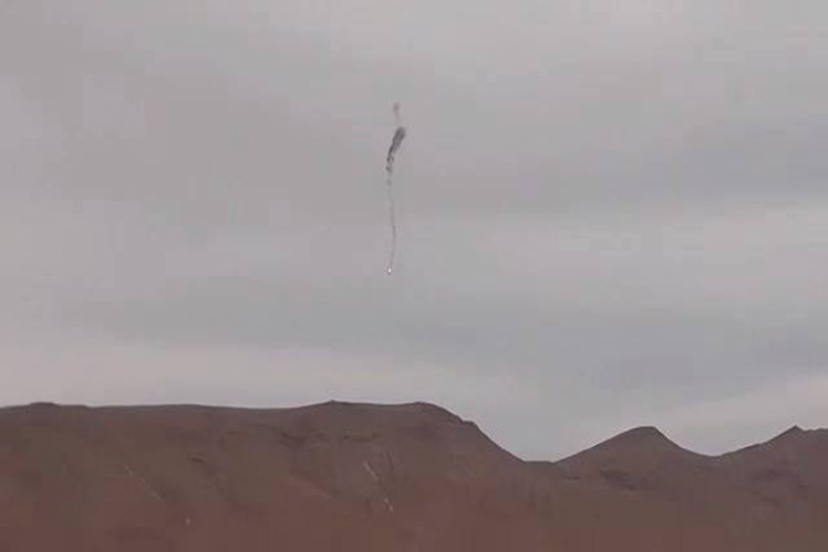 Và chỉ hai ngày sau đó tức hôm 18/3, Không quân Syria tiếp tục mất thêm một chiếc máy bay nữa mà theo nhiều nguồn tin là một chiếc tiêm kích bom Su-24 của nước này. Jaysh Tahrir al-Sham một trong những nhóm phiến quân chống chính phủ ở Đông Qalamoun đã đứng ra nhận trách nhiệm cho vụ tấn công này, và đồng thời công bố đoạn video chiến đấu cơ Syria bốc cháy lao xuống đất. Nguồn ảnh: Al-Masdar News