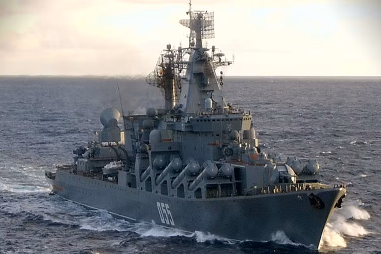 Kế hoạch ban đầu là 10 chiếc, tuy nhiên các biến động về kinh tế và chính trị đã khiến số lượng tàu được chế tạo bị cắt giảm còn 6 chiếc, nhưng thực tế chỉ có 4 chiếc được chế tạo. Trong đó, 3 chiếc gồm Moskva, nguyên soái Ustinov và Varyag được hoàn thiện năm 1982-1989, chiếc còn lại mang tên Ukrayina không thể hoạt động và hiện vẫn còn nằm ở Ukraine. Nguồn ảnh: Wikipedia