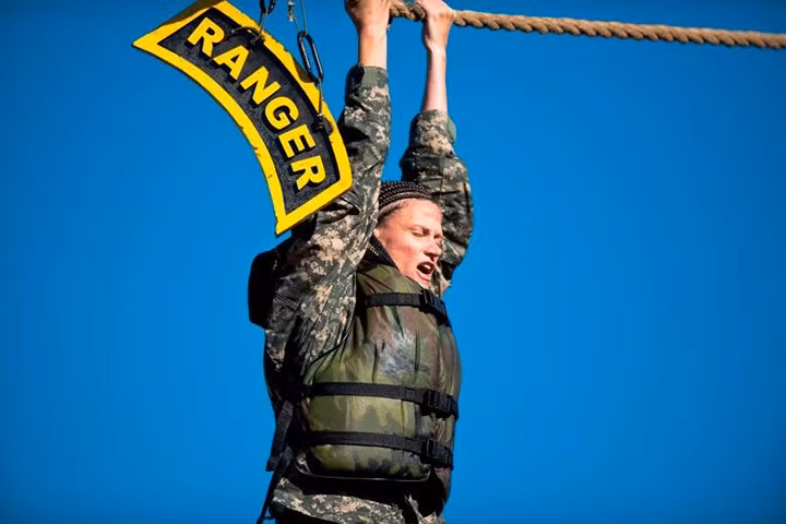 Nữ biệt kích Mỹ chuẩn bị nhảy xuống hồ Victory sau khi hoàn tất phần thi đu dây qua chiều dài 50m.