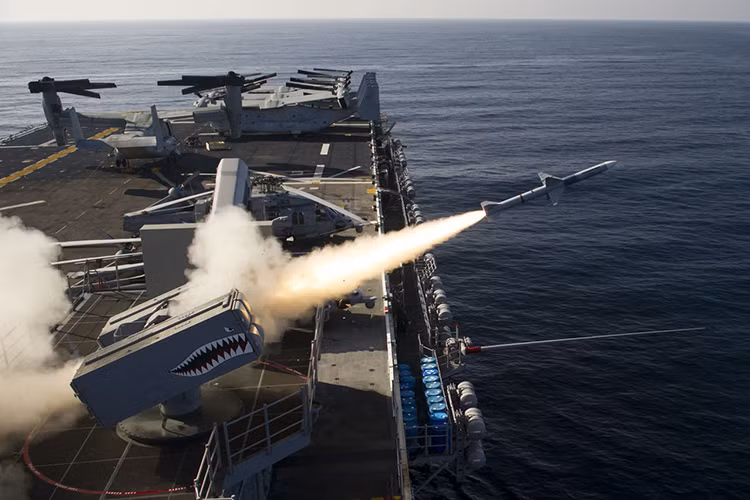 Hàng phòng thủ đầu tiên của tàu sân bay Nimitz là hệ thống tên lửa phòng không trêm hạm RIM-7 Sea Sparrow được trang bị các tên lửa không đối không AIM-7 Sparrow cải tiến cho phép đánh chặn các mục tiêu tầm gần từ khoảng cách 20km với hành trình siêu âm và chỉ mất vài giây để có thể đánh chặn mục tiêu. Nguồn ảnh: Reddit.