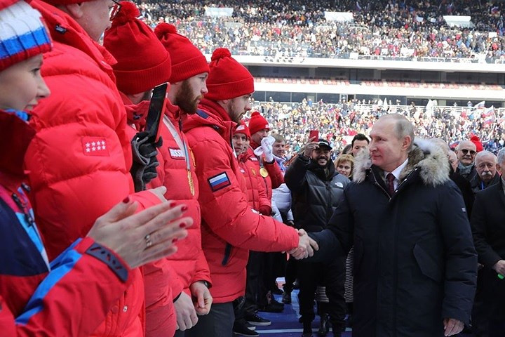 Tổng thống Putin bắt tay các vận động viên Nga vừa dự Olympic mùa Đông. Ảnh: Sputnik.