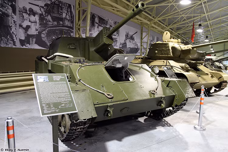  Bảo tàng Lịch sự Quân sự Nga chính thức mở cửa vào năm 2014 với không gian trưng bày khác hẳn so với các bảo tàng truyền thống được thành lập từ thời Liên Xô. Mặc dù bảo tàng nhắm tới giới thiệu lực lượng vũ trang Liên bang Nga, tuy nhiên nó vẫn lưu giữ vô số các loại vũ khí thời CTTG 2 mang đậm dấu ấn của Liên bang Xô Viết vĩ đại. Đặc biệt trong số đó là dàn xe tăng, pháo tự hành “vô giá”. Nguồn ảnh: Vitaly-Kuzmin.