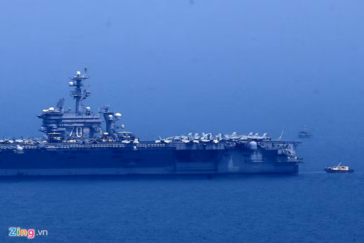 Tàu hoa tiêu của Hải quân Việt Nam đã bắt đầu tiếp cận tàu sân bay USS Carl Vinson. Trong khi đó có bốn tàu của bộ đội biên phòng bảo vệ vòng ngoài. Nguồn ảnh: Hải An/Zing News.