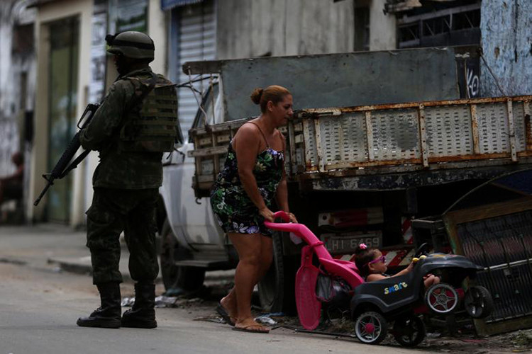 Năng lực yếu kém của lực lượng an ninh cơ sở và cộng với sự bành trướng của các băng đảng ma túy ở Rio de Janeiro là những nguyên nhân chính khiến tình trạng bất ổn ở đây luôn trong tình trạng báo động. Ảnh: Reuters.