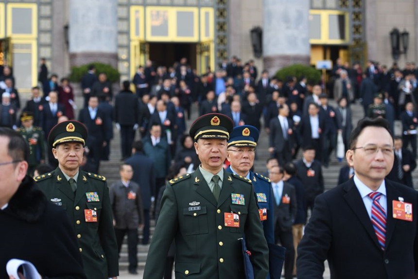 Khi được hỏi vì sao truyền thống bị phá vỡ, một cảnh vệ cho biết: "Đây là một năm mới, chúng tôi có luật lệ mới" và họ đơn giản chỉ muốn đại biểu vào hội trường càng nhanh càng tốt. Ảnh: AFP.