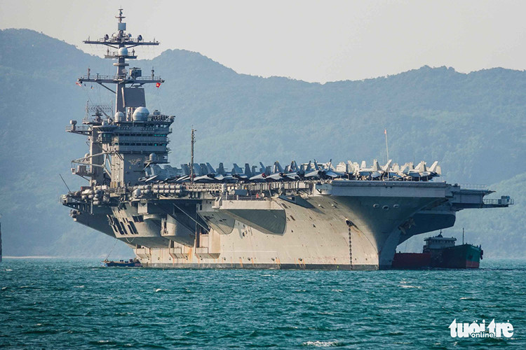 Theo Tuổi Trẻ, các phóng viên Việt Nam có cơ hội thăm quan tàu sân bay USS Carl Vinson (CVN-70) chiều 5/3 đều tỏ ra "choáng ngợp" trước quy mô của tàu sân bay - có biệt danh "Đại bàng vàng" đang neo đậu trong vịnh Đà Nẵng. Nguồn ảnh: Nguyễn Khánh/Tuổi Trẻ.