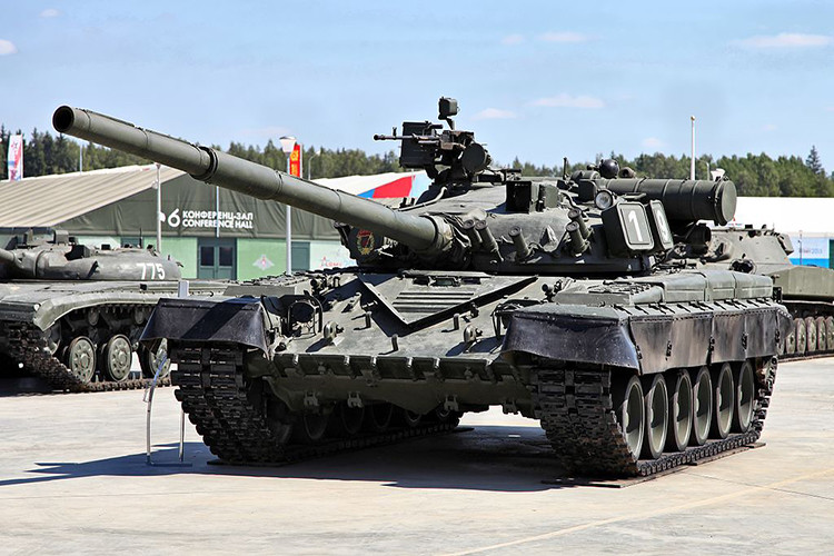 Trong ảnh là một chiếc xe tăng T-80B “nguyên bản” – phiên bản của dòng xe tăng T-80 được sản xuất năm 1978 với tháp pháo mới, nâng cấp hệ thống điều khiển hỏa lực cũng như bổ sung tổ hợp tên lửa chống tăng hiện đại Kobra cùng các loại đạn dược mới cho khẩu pháo 2A46M. Sau khi Liên Xô sụp đổ, phần lớn các xe tăng T-80 được Quân đội Nga cho vào kho cất giữ lâu dài. Nguồn ảnh: Vitaly-Kuzmin