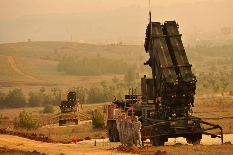 Nhưng ở Trung Đông, hầu hết các hệ thống phòng không MIM-104 Patriot Mỹ xuất bán qua đây hầu hết đều là các biến thể MIM-104B (PAC-1) hoặc MIM-104C (PAC-2), điều này ít nhiều có liên quan đến sự bất ổn của khu vực này, và người Mỹ không muốn xảy ra bất cứ rủi ro nào khi các hệ thống MIM-104 có thể lọt vào tay các phần tử khủng bố. Nguồn ảnh: tvn24.pl.