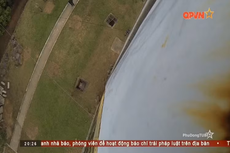 Theo chia sẻ của những nữ chiến sĩ đặc công thuộc Lữ đoàn 113, khi lần đầu thực hiện nội dung tụt dây chiến thuật cảm giác của hầu hết mọi người đều rất là sợ, nhất là khi đứng từ trên cao nhìn xuống, và còn khó khăn hơn nữa khi một số chiến sĩ chưa vượt qua được cảm giác sợ độ cao. Nguồn ảnh: QPVN.