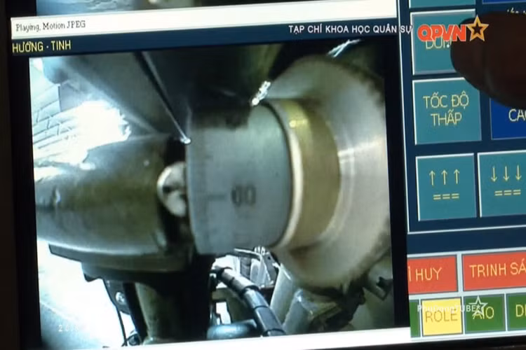 Cùng với việc tự động hóa tính toán phần tử bắn và điều khiển hoàn toàn tự động, nhóm tác cũng đã tích hợp hệ thống thông tin liên lạc mới lên trên các tổ hợp phóng BM-21, bảo đảm tính bí mật quân sự, tăng khả năng chống nhiễu và chất lượng thông tin ở cự ly lên tới 40km đảm bảo tác chiến trong mọi loại địa hình thời tiết, ngày và đêm Nguồn ảnh: QPVN.