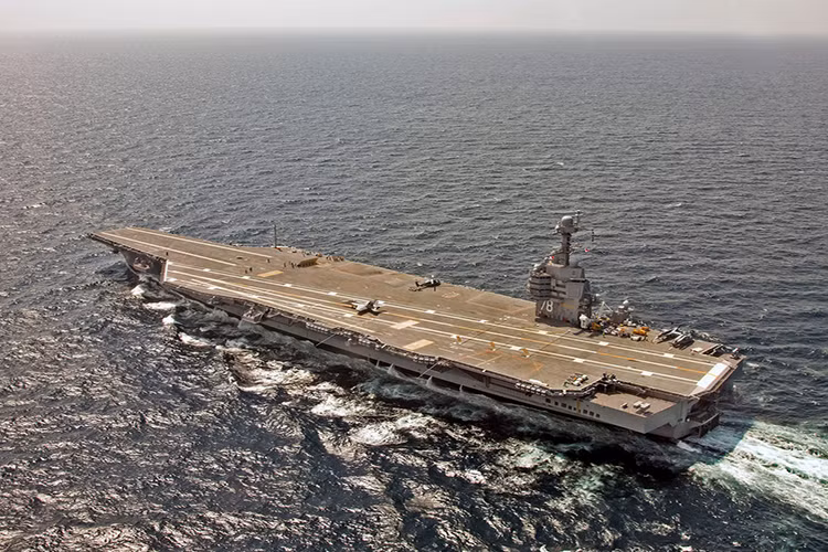USS Gerald R.Ford (CVN-78), lớp Ford là siêu hàng không mẫu hạm thế hệ tiếp theo của Mỹ. Tàu có chiều dài 337 m, chiều rộng lớn nhất 78 m, lượng choán nước 100.000 tấn. Siêu tàu sân bay lớp Ford được trang bị nhiều công nghệ tiên tiến lần đầu áp dụng cho tàu sân bay, gồm máy phóng điện từ, radar băng tần kép, thang máy thế hệ mới. Tàu sân bay lớp Ford sẽ là trụ cột sức mạnh của Hải quân Mỹ trong tương lai. Ảnh: Hải quân Mỹ.