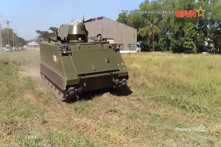Còn đây là hình ảnh xe thiết giáp M113 chạy thử nghiệm với bộ xích mới do Viện Kỹ thuật Cơ giới quân sự chế tạo. Nguồn ảnh: QPVN.