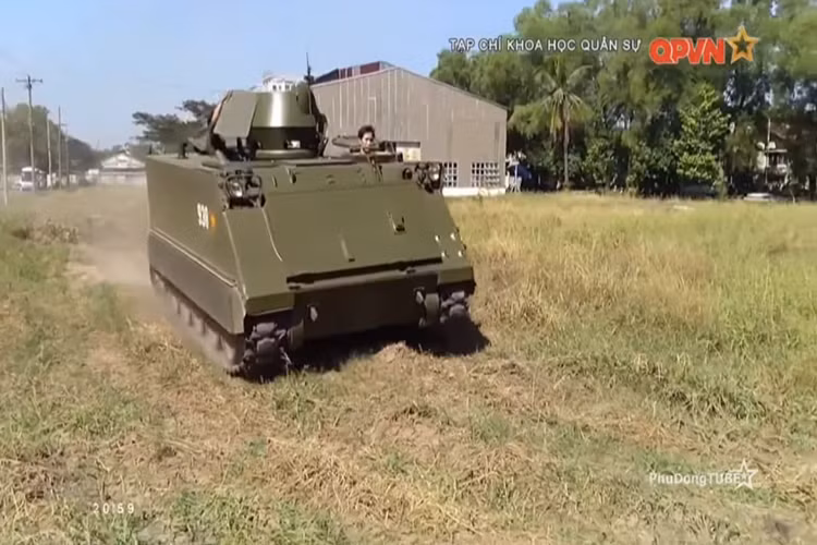 Còn đây là hình ảnh xe thiết giáp M113 chạy thử nghiệm với bộ xích mới do Viện Kỹ thuật Cơ giới quân sự chế tạo. Nguồn ảnh: QPVN.