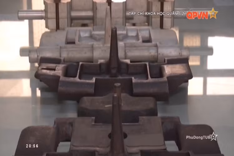 Đối với công nghệ tinh luyện thép thì hạm lượng phốtpho và lưu huỳnh trong vật liệu thép chế tạo của Mỹ là rất thấp, các loại phôi thép của Nga hàm lượng này cũng thấp. Vì vậy khi bắt tay vào việc thiết kế và chế tạo xích xe cho M113, Viện Kỹ thuật Cơ giới quân sự đã phải ứng dụng rất nhiều công nghệ với những cải tiến đáng kể để cho ra đời được sản phẩm như ý. Nguồn ảnh: QPVN.