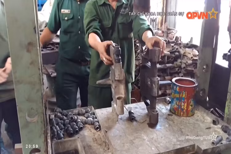 Với thành công hiện tại của đề tài xích xe M113, trong thời gian sắp tới Viện Kỹ thuật Cơ giới quân sự sẽ cho triển khai sản xuất hàng loạt mẫu xích xe nhằm đảm bảo nhu cầu vật tư kỹ thuật cho quân đội. Nguồn ảnh: QPVN.