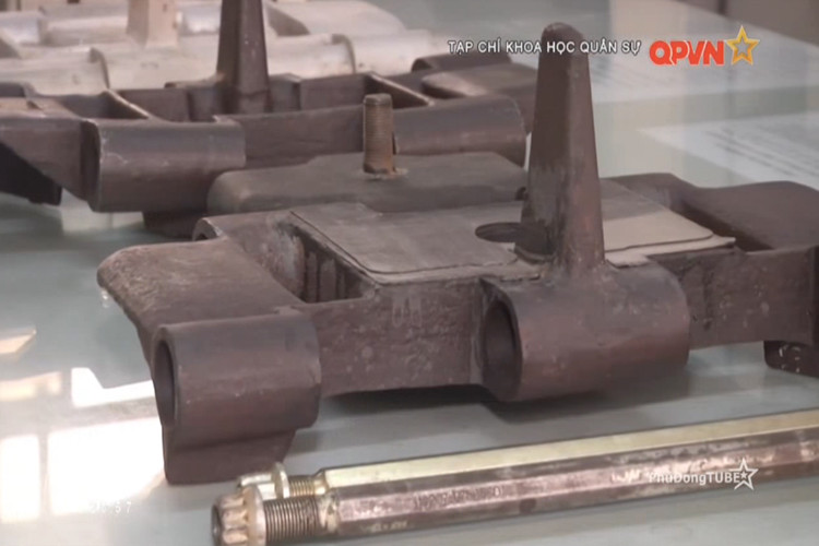 Xích xe M113 của Viện Kỹ thuật Cơ giới quân sự sau khi được chế thử đã được lắp ráp chạy thử ngiệm với xe thiết giáp M113 trên nhiều tải trọng và địa hình khác nhau, bước đầu đã đạt được các yêu cầu kỹ thuật nghiệm thu. Nguồn ảnh: QPVN.