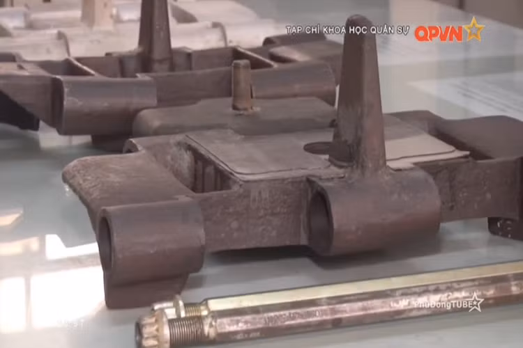 Xích xe M113 của Viện Kỹ thuật Cơ giới quân sự sau khi được chế thử đã được lắp ráp chạy thử ngiệm với xe thiết giáp M113 trên nhiều tải trọng và địa hình khác nhau, bước đầu đã đạt được các yêu cầu kỹ thuật nghiệm thu. Nguồn ảnh: QPVN.