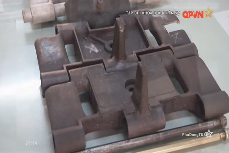 Hình ảnh sản phẩm xích xe M113 do Viện Kỹ thuật Cơ giới quân sự chế tạo dựa trên nguyên mẫu của Mỹ, với các tính năng và thông số kỹ thuật tương đương mở ra cơ hội cho phép ta nội địa hóa một phần dòng xe bọc thép chở quân này. Nguồn ảnh: QPVN.