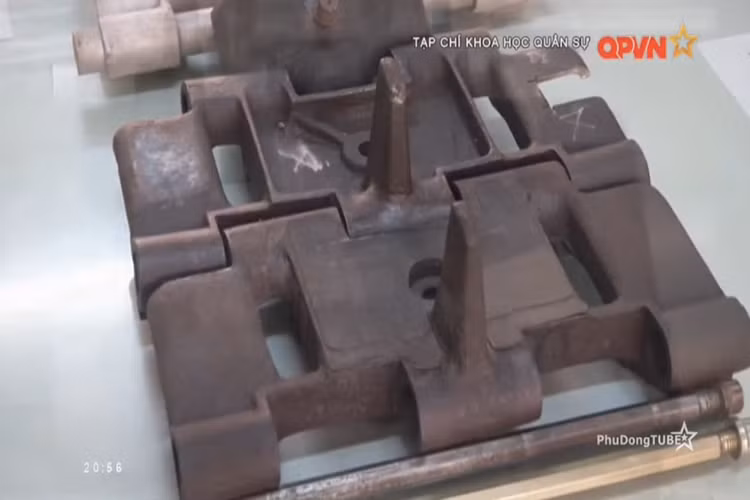 Hình ảnh sản phẩm xích xe M113 do Viện Kỹ thuật Cơ giới quân sự chế tạo dựa trên nguyên mẫu của Mỹ, với các tính năng và thông số kỹ thuật tương đương mở ra cơ hội cho phép ta nội địa hóa một phần dòng xe bọc thép chở quân này. Nguồn ảnh: QPVN.